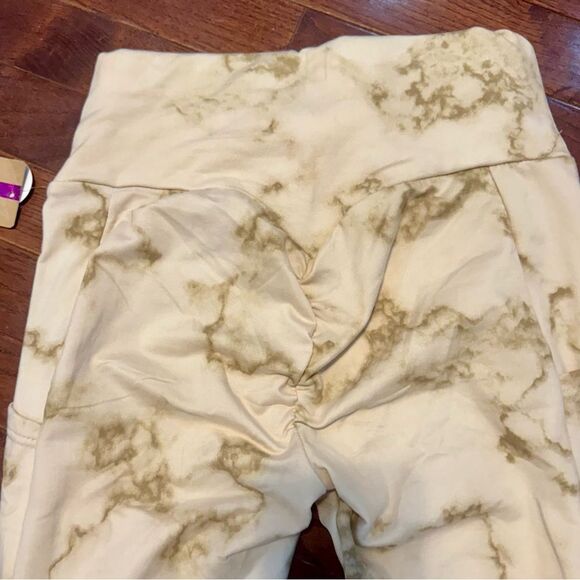 Butt lifting cream and mocha fleece lined leggings so the pockets size small NWT - Picture 8 of 9